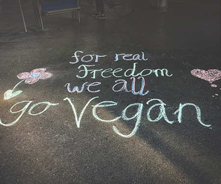 Chalking - gemeinsam Botschaften mit Kreide auf die Strasse malen
