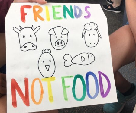 Schilder malen für den Animal Rights March mit Chantal Kaufmann