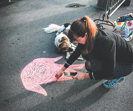 Chalking - gemeinsam Botschaften mit Kreide auf die Strasse malen